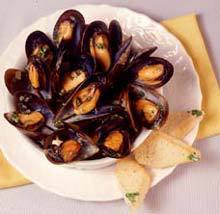 Мидии с луковым соусом