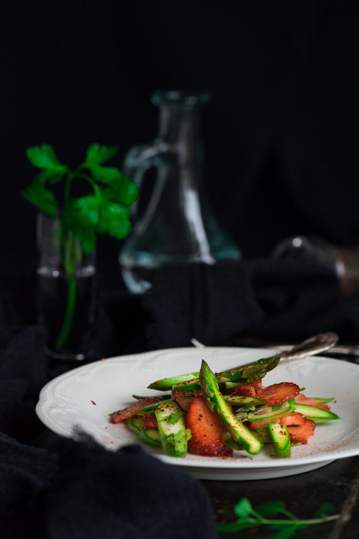 Карпаччо из спаржи и клубники