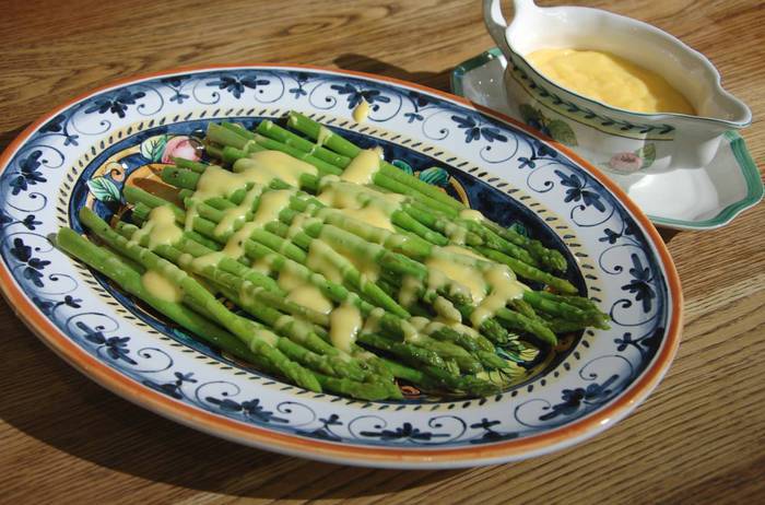 Спаржа под соусом голландез