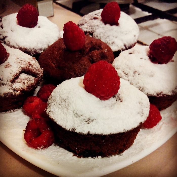 Шоколадные маффины с малиной