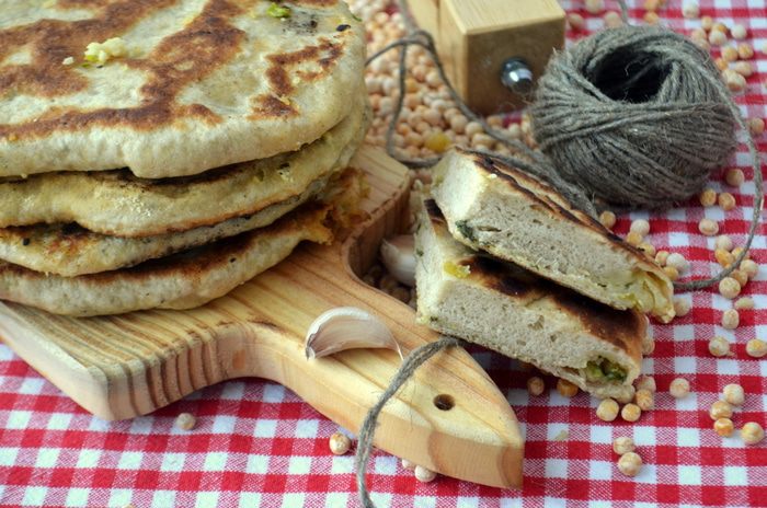Лепешки с горохово-чесночной начинкой
