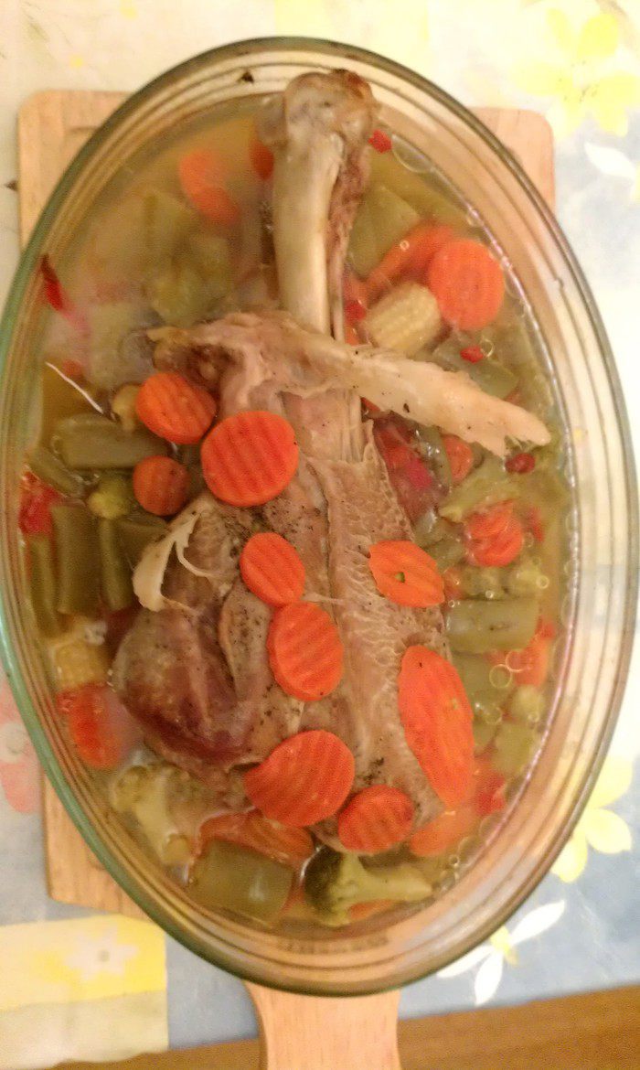 Голень индейки с овощами