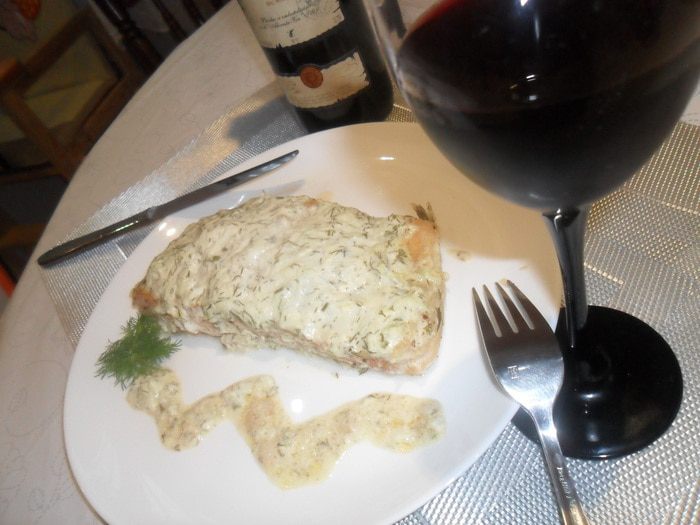 Запеченный лосось под сливочным соусом