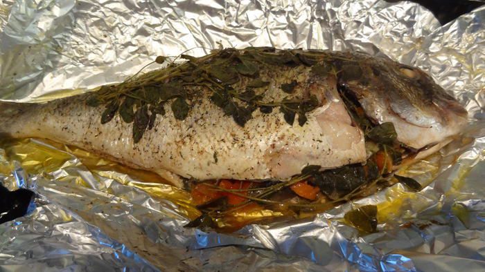 Дорада, фаршированная овощами и орегано по-канарски