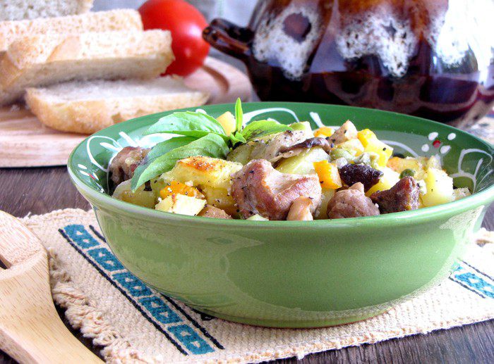 Жаркое в горшочках с белыми грибами и свининой