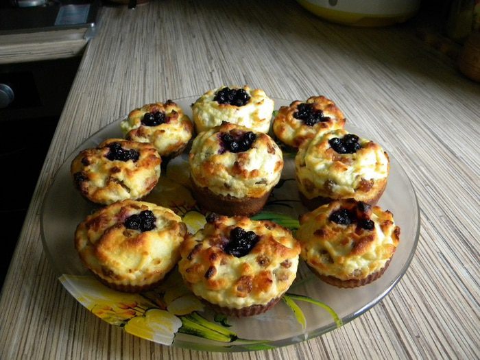 Творожно-бисквитные кексы с изюмом