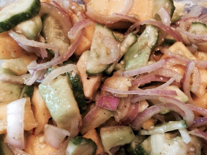 Салат из манго, авокадо и огурца