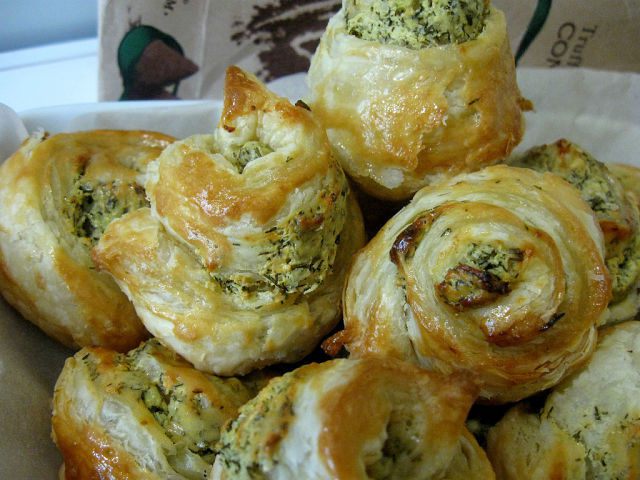 Ленивые плюшки с рийетом из брынзы с чесноком и зеленью