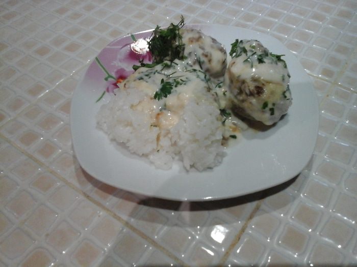 Нежные говяжьи тефтели с белым соусом