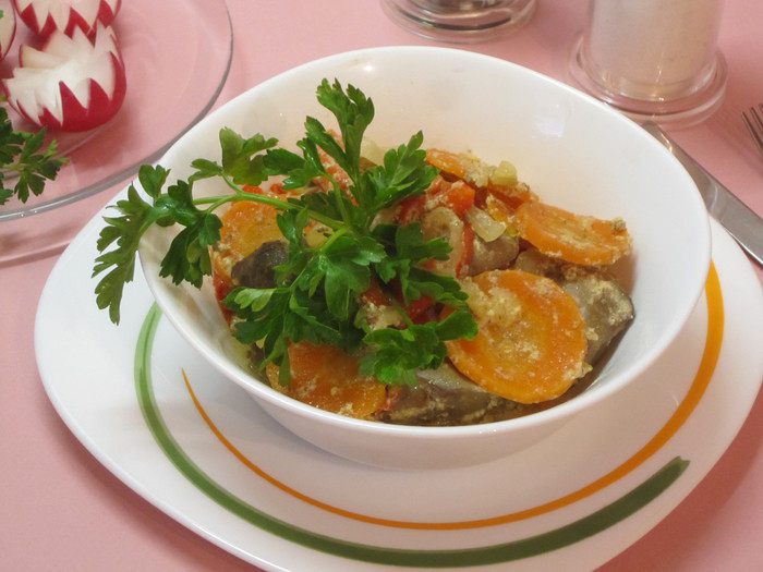 Куриная печень с овощами в духовке