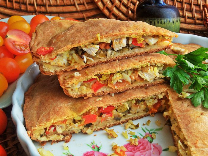 Закрытый пирог с рисом и курицей