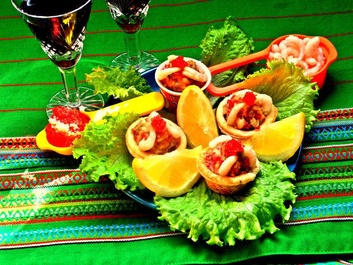 Корзиночки с авокадо, креветками и икрой