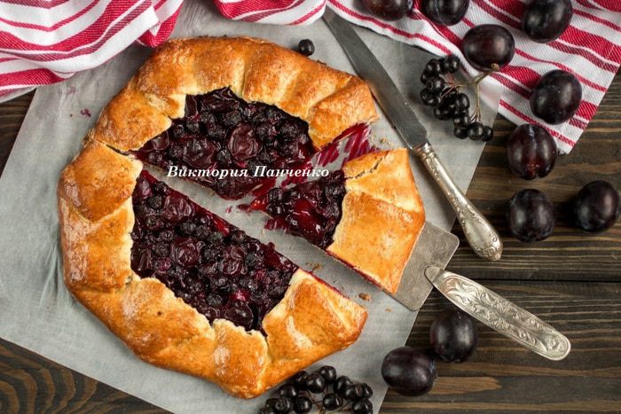 Галета со сливами и черноплодной рябиной