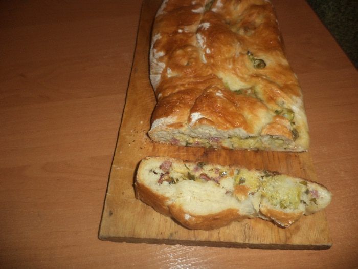 Пироги из дрожжевого теста с брокколи, сыром и колбасой