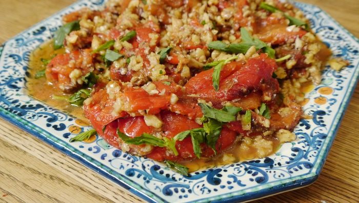 Запеченный сладкий перец с грецкими орехами