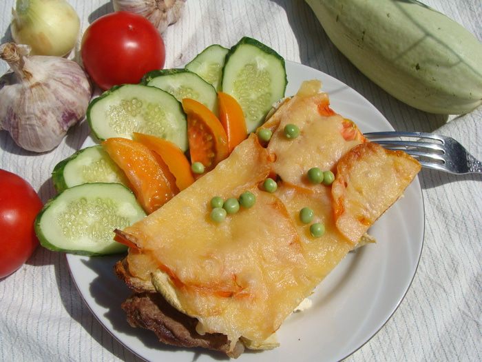 Запеченная свинина с кабачками и помидорами