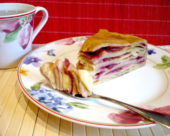 Блинный пирог с брусникой и яблоками "Весенний день горяч и золот"