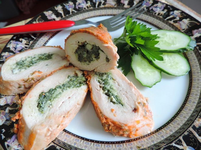 Куриные рулетики со шпинатом под сметанно-томатным соусом