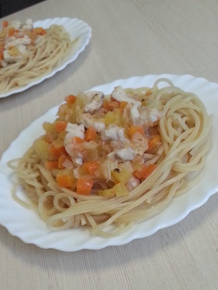 Паста с курицей и овощами