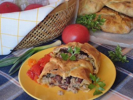 Пироги с мясом, капустой и фасолью