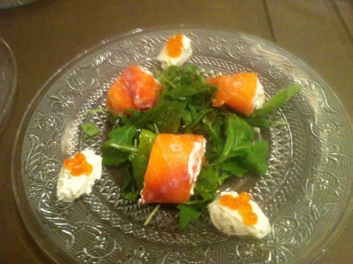 Рулетики из копченого лосося