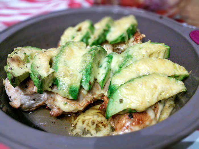 Куриное филе «Родео» с салатом из помидоров 