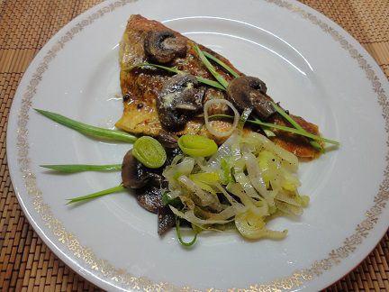 Морской окунь с грибами и пореем