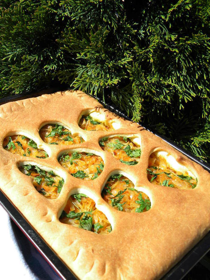 Масляный пирог с маринованной капустой