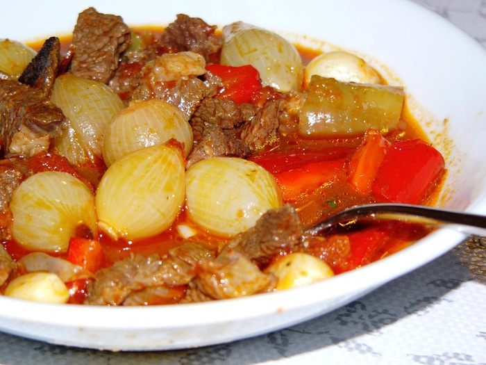 Мясо, тушеное с луком-шалотом