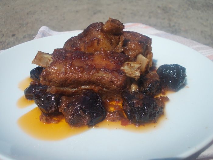 Ребрышки с черносливом и коньяком