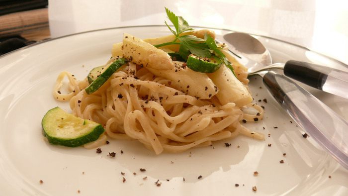 Сливочная паста со спаржей и цукини