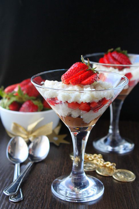 Десерт из риса, рикотты и клубники