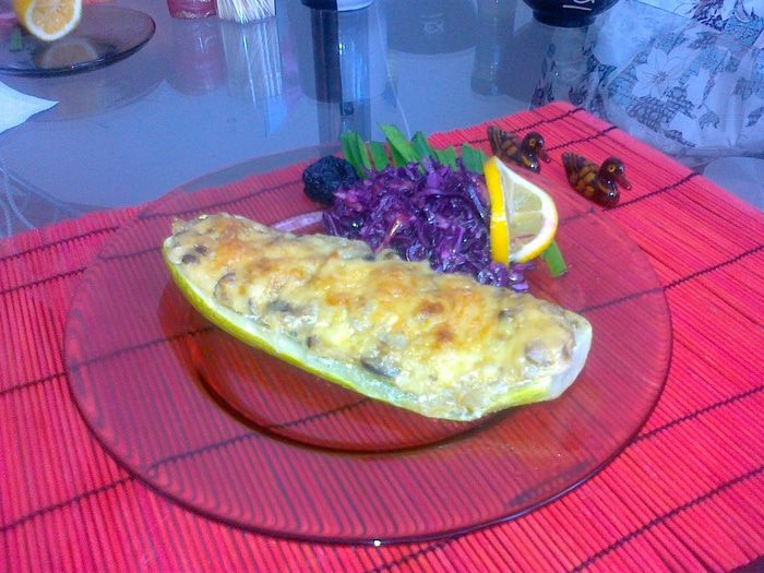 Кабачок с грибами под сырной корочкой