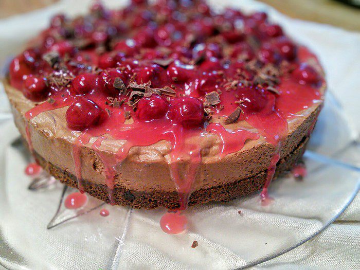 Шоколадно-муссовый торт с вишней