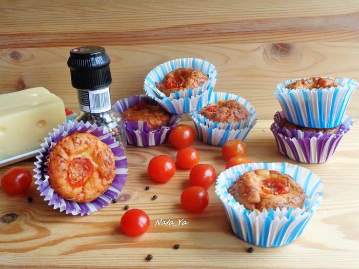 Сырные маффины с помидорами черри