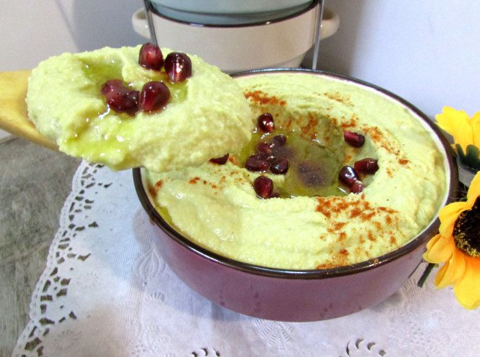 Хумус биль тахина с авокадо