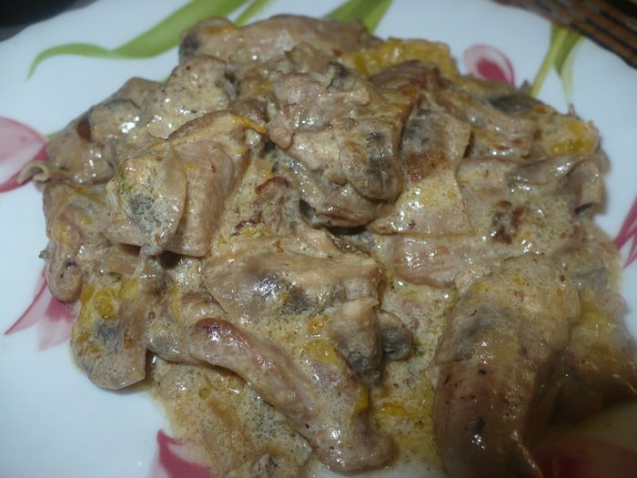 Индейка с грибами в сметане