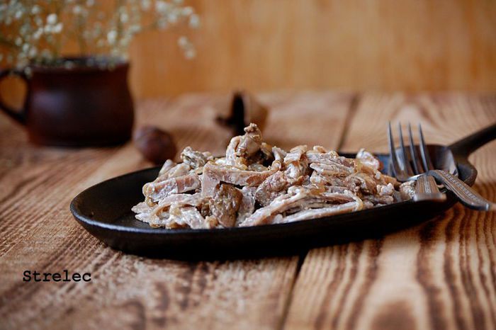 Гречневая паста с печенью и карамелизованным луком