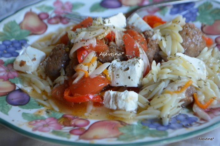 Паста орзо с колбасой, томатами и сладким перцем