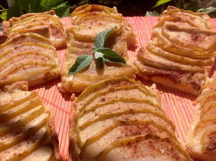 Кростата с яблоками и корицей