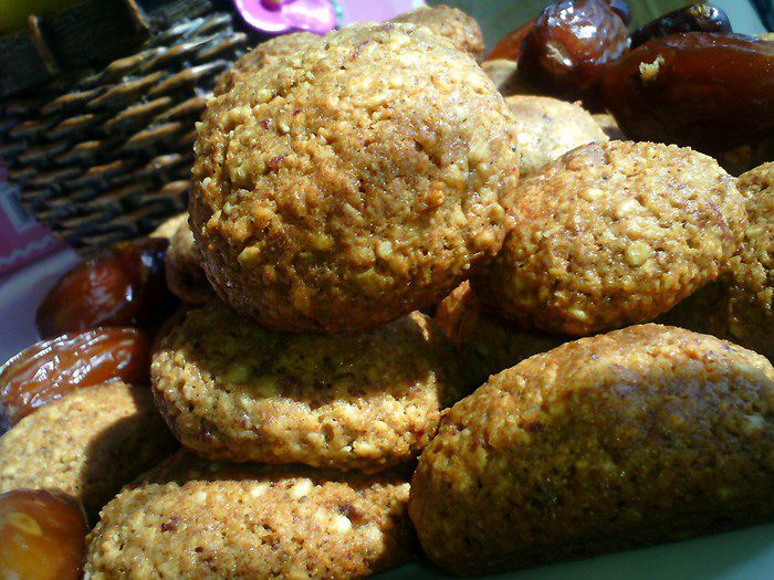 Печенье с финиками и кунжутом 