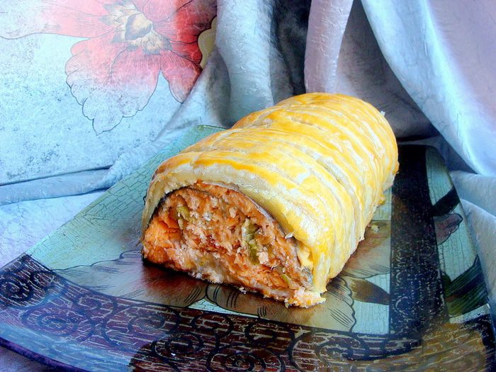 Острый лососевый рулет в тесте