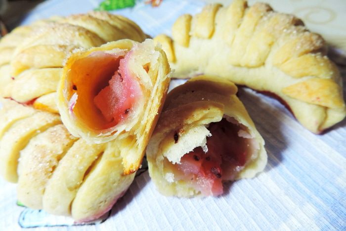 Ложное слоеное тесто и рогалики с яблоками из него