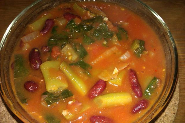 Фасоль со шпинатом в томатном соусе