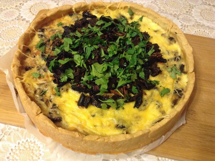 Пирог с грибами и вялеными помидорами