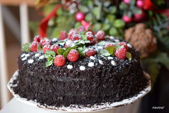 Шоколадный торт с клюквой