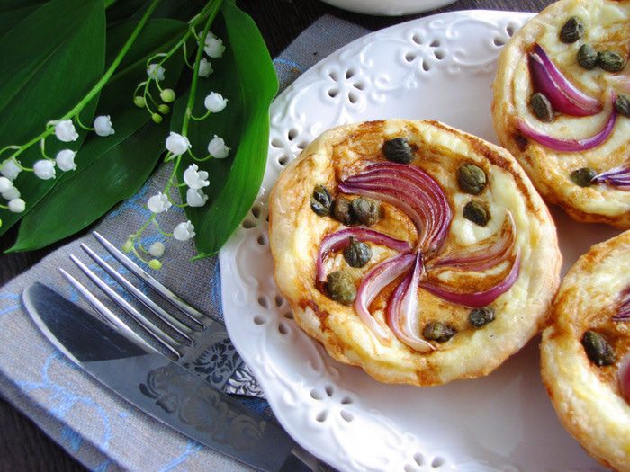 Тарталетки с красным луком и сырным соусом