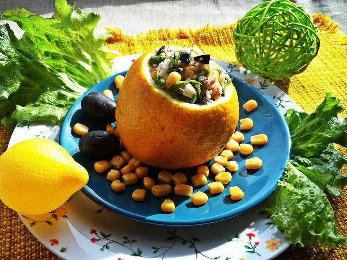 Рыбный салат в лимоне