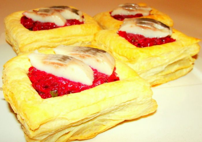 "Жулички" из слоеного теста с селедочкой