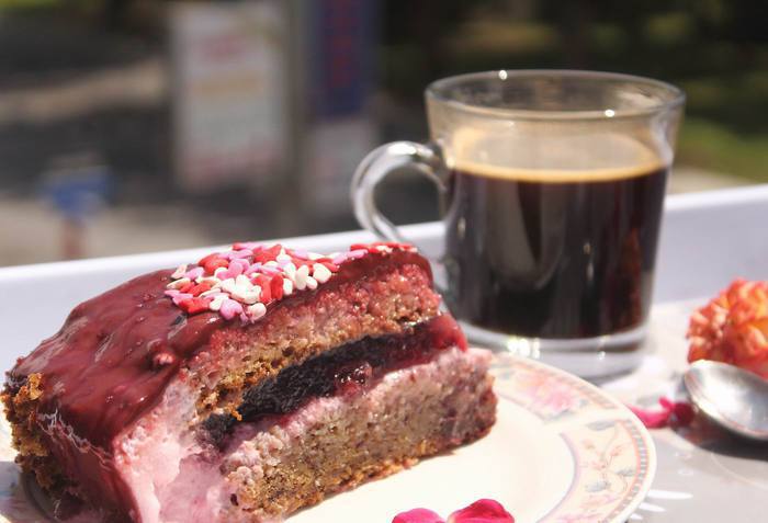 Бананово-муссовый торт с черешнями